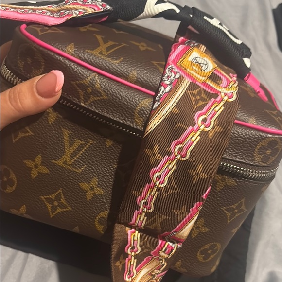 Luxury Louis Vuitton nice Designer Bag with Pink Accents - Picture 1 of 5